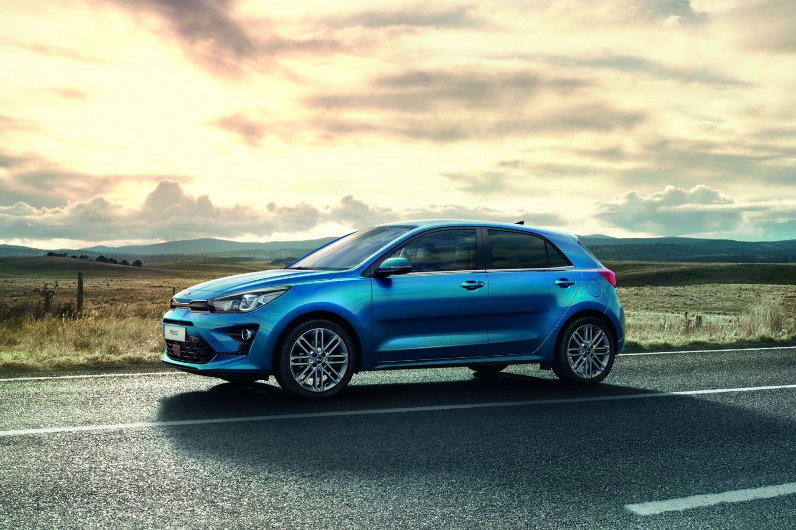Redizajnirani Kia Rio dobio blagi hibridni motor i veći multimedijski zaslon Redizajnirani Kia Rio dobio blagi hibridni motor i veći multimedijski zaslon