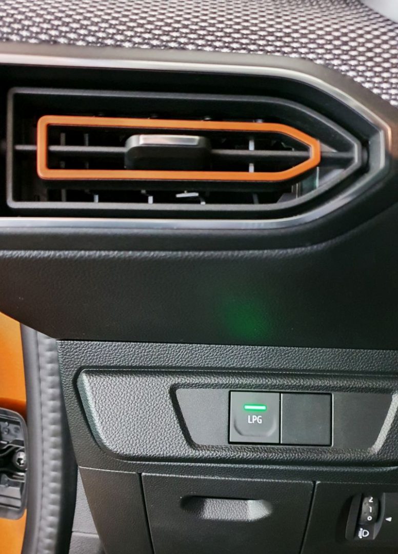 2021 Dacia Sandero Stepway ECO-G Comfort - tipka za prebacivanje vožnje na plin