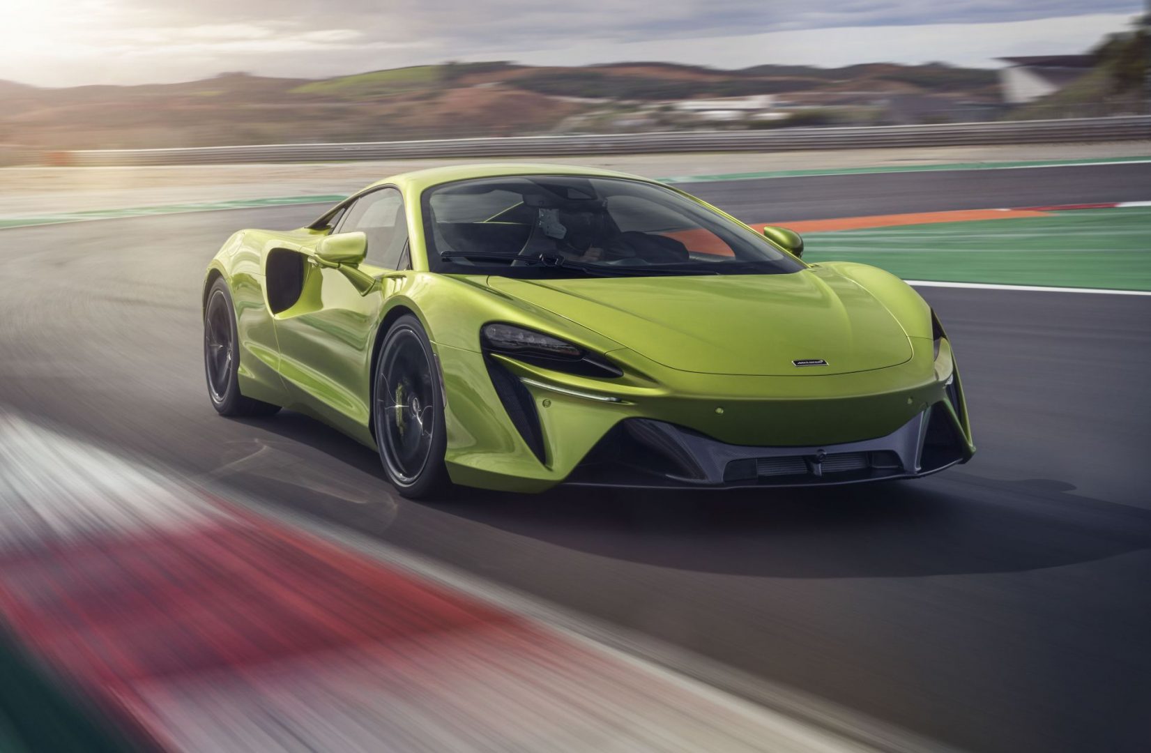 McLaren Artura je hibridni supersportski automobil sa 680 KS