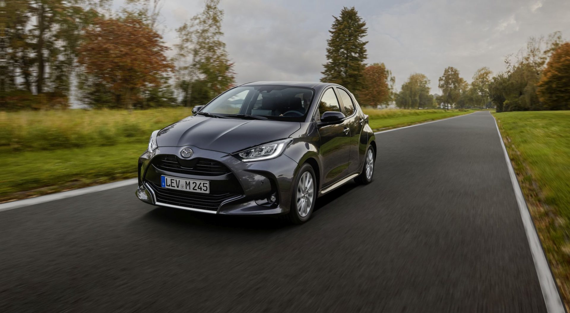 Ovo je nova Mazda2 Hybrid, koja je ustvari Toyota Yaris Hybrid s Mazdinim detaljima