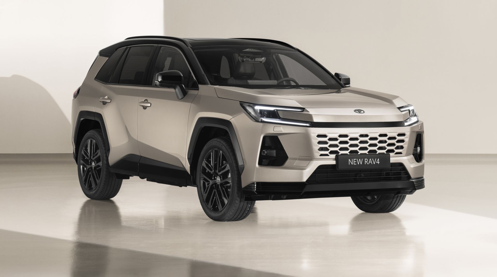 Ovo je potpuno nova Toyota RAV4, a stiže u hibridnoj i plug-in hibridnoj izvedbi Ovo je potpuno nova Toyota RAV4, a stiže u hibridnoj i plug-in hibridnoj izvedbi
