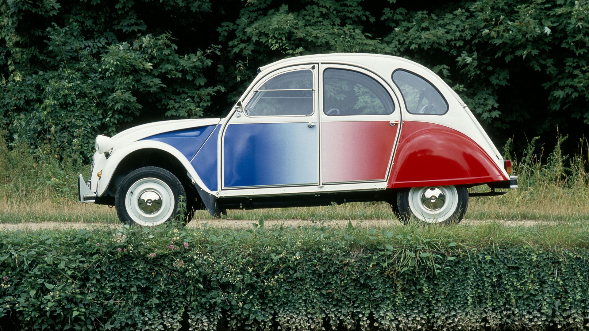 Sada je i službeno: Citroen vraća 2 CV Sada je i službeno: Citroen vraća 2 CV