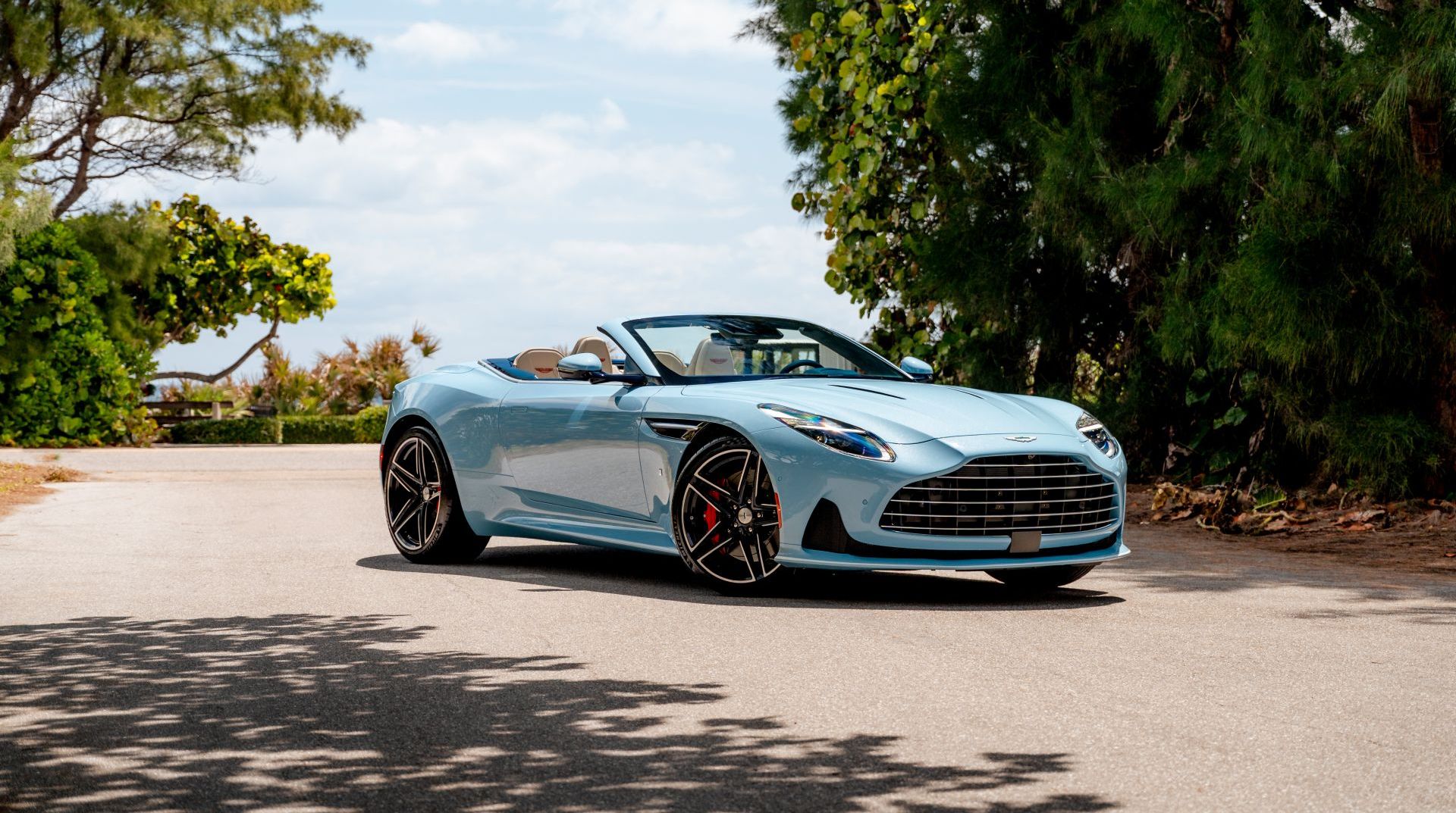 Q by Aston Martin predstavlja DB12 Volante Palm Beach Edition Q by Aston Martin predstavlja DB12 Volante Palm Beach Edition