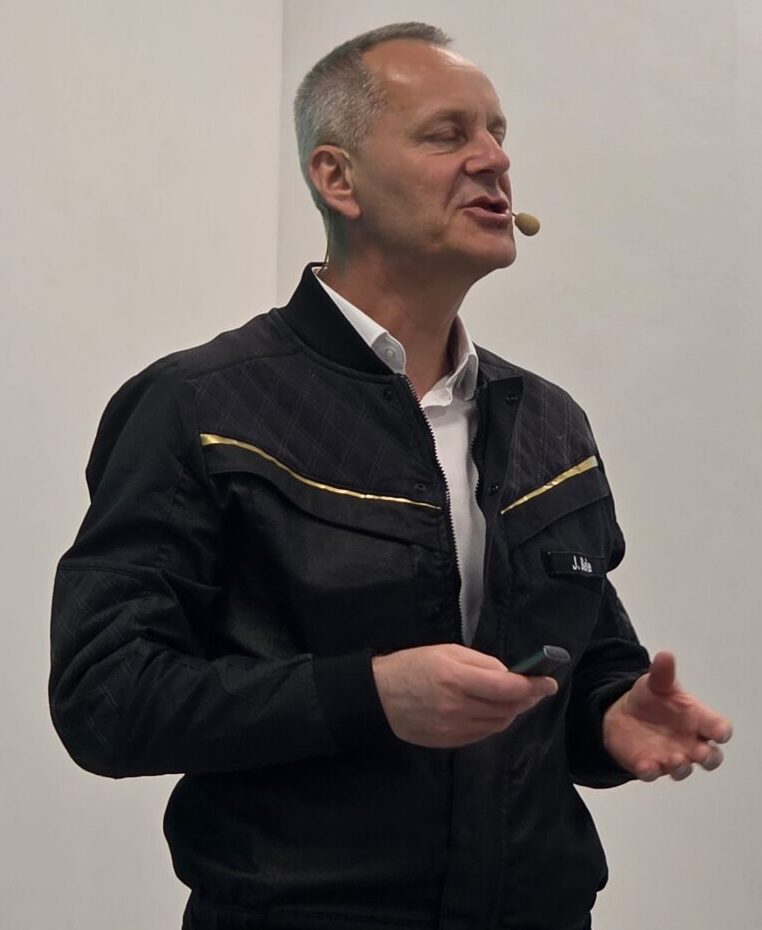 Jože Bele, direktor Revoza objašnjava novinarima proizvodne uvjete novog Twinga E-Tech Electiric