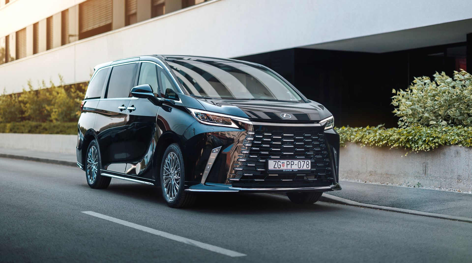 Stiglo je nešto potpuno drugačije: Lexus LM Stiglo je nešto potpuno drugačije: Lexus LM
