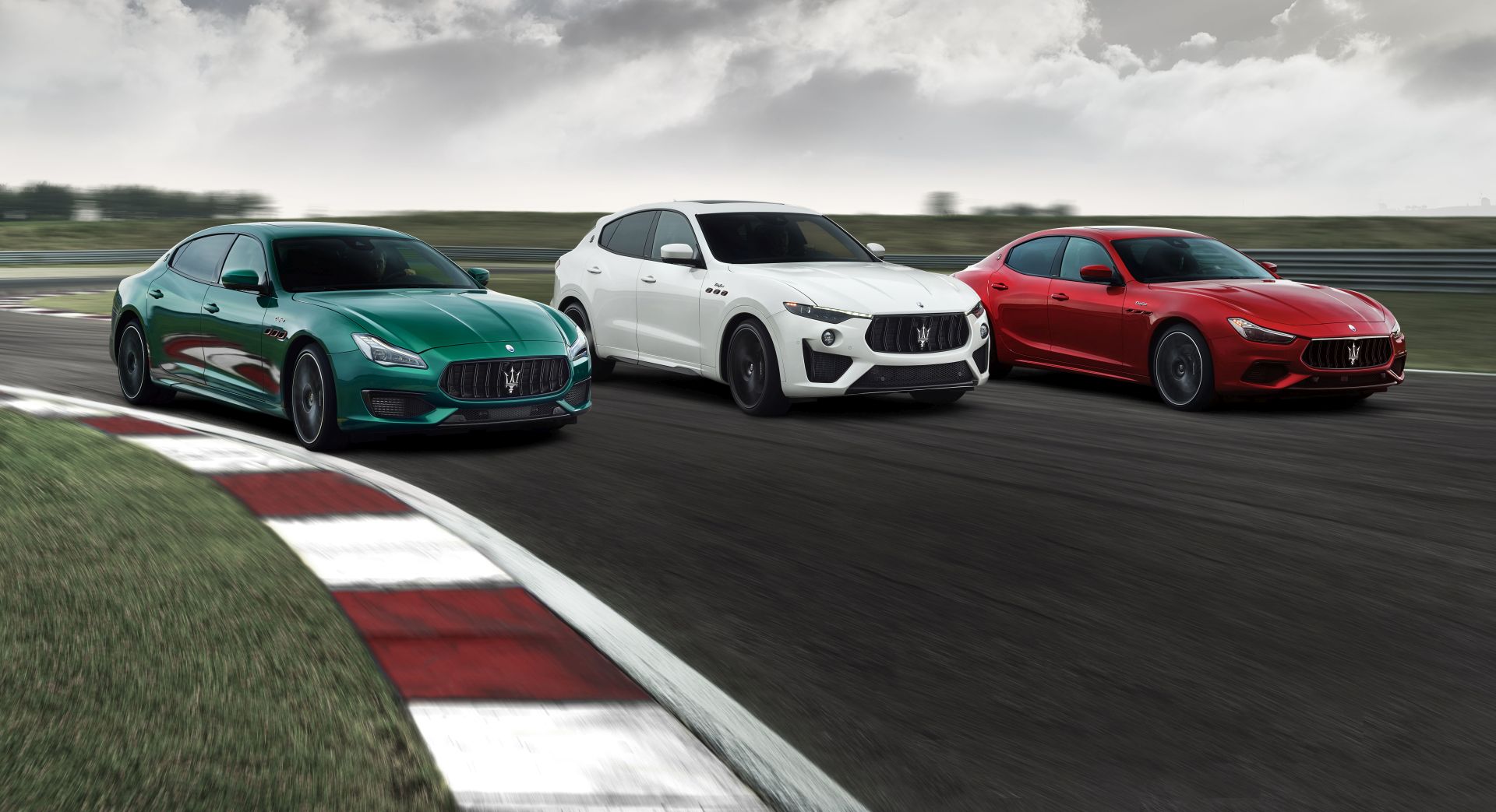Predstavljene su Trofeo izvedbe Maseratija Ghibli i Quattroporte Predstavljene su Trofeo izvedbe Maseratija Ghibli i Quattroporte