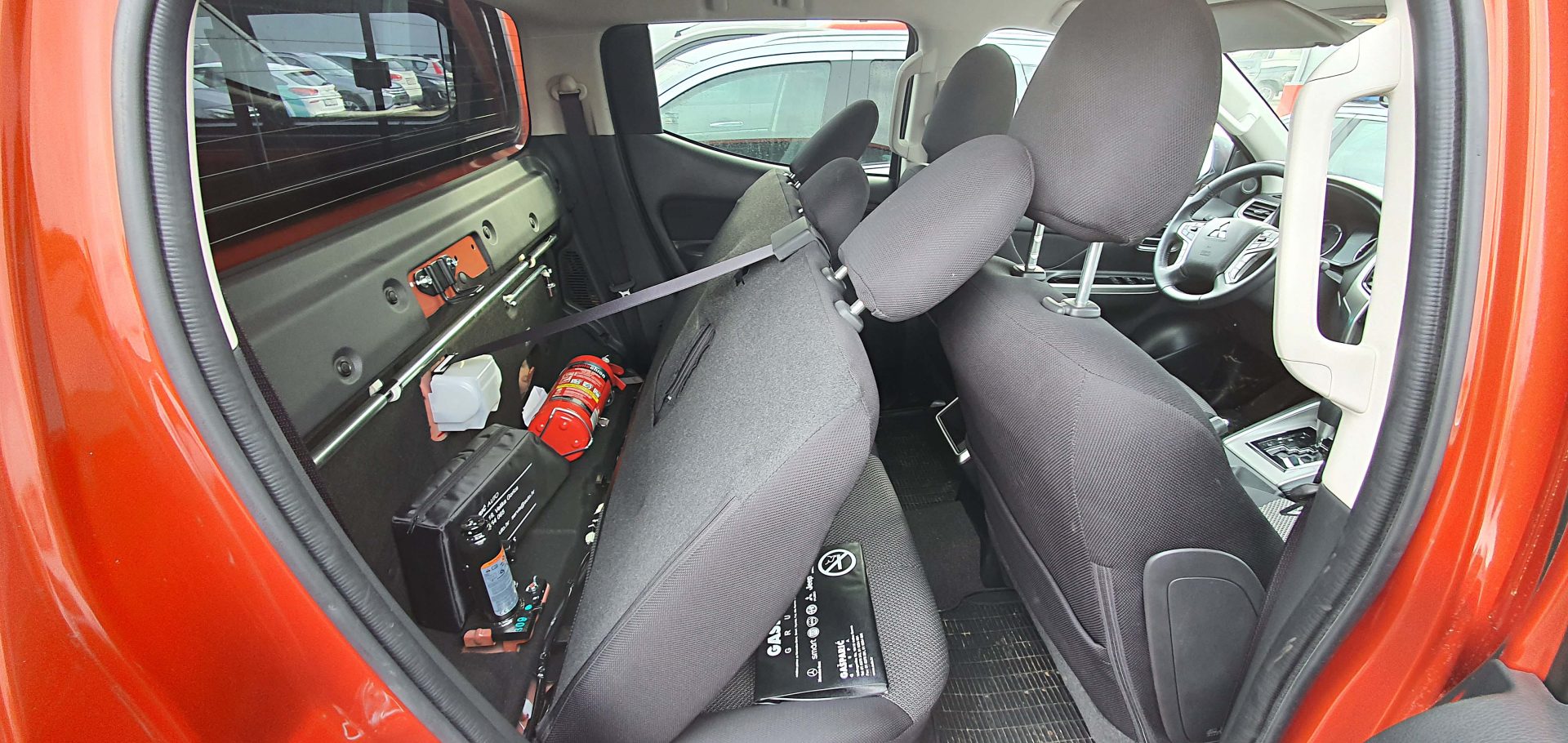  Iza stražnjih sjedišta nalazi se „skriveni“ pretinac koji će dobro poslužiti za smještaj prve pomoći i ostale opreme da ne skakuće po automobilu tijekom vožnje