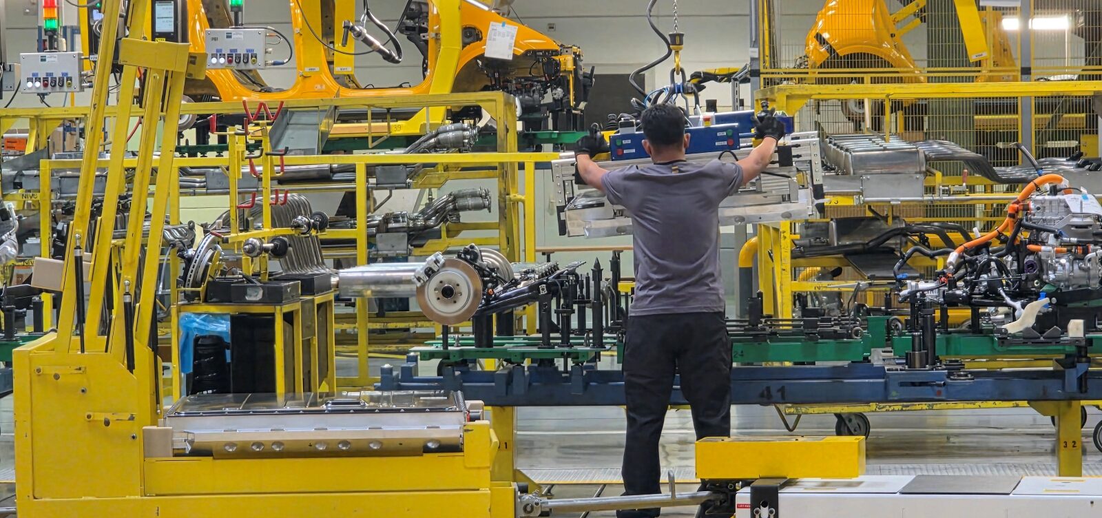 Radnik u tvornici Revoz u Novom Mestu montira bateriju na novi Twingo