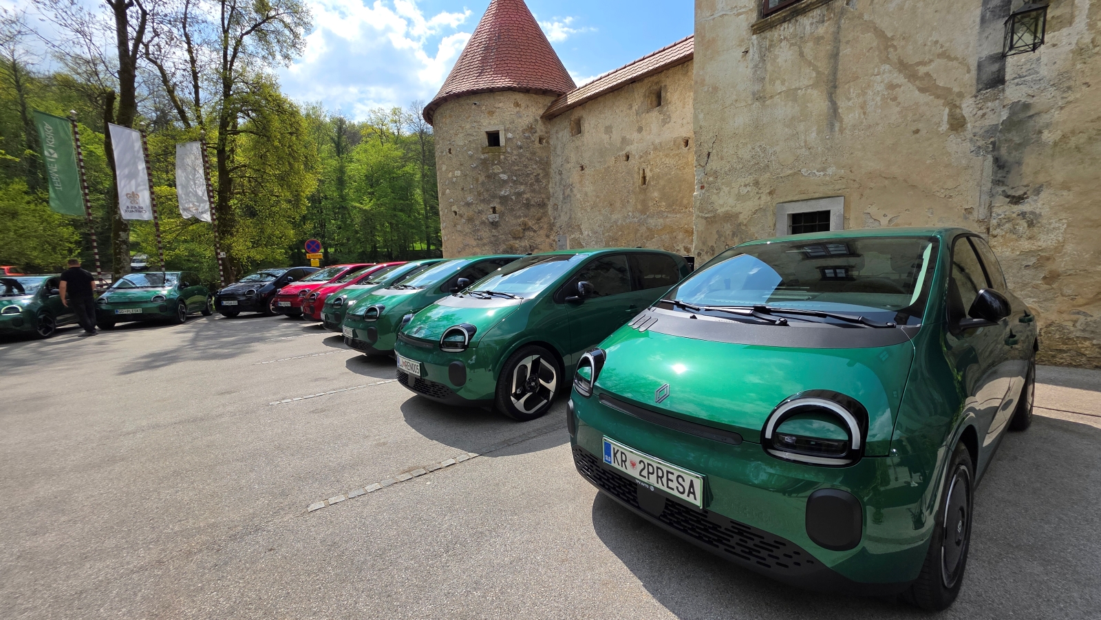 Automobili Twingo E-tech parkirani ispred bajkovitog Grada Otočeca na Krki