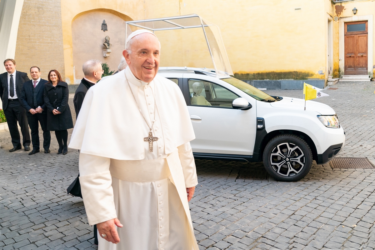Papa Franjo se vozi u Daciji Duster