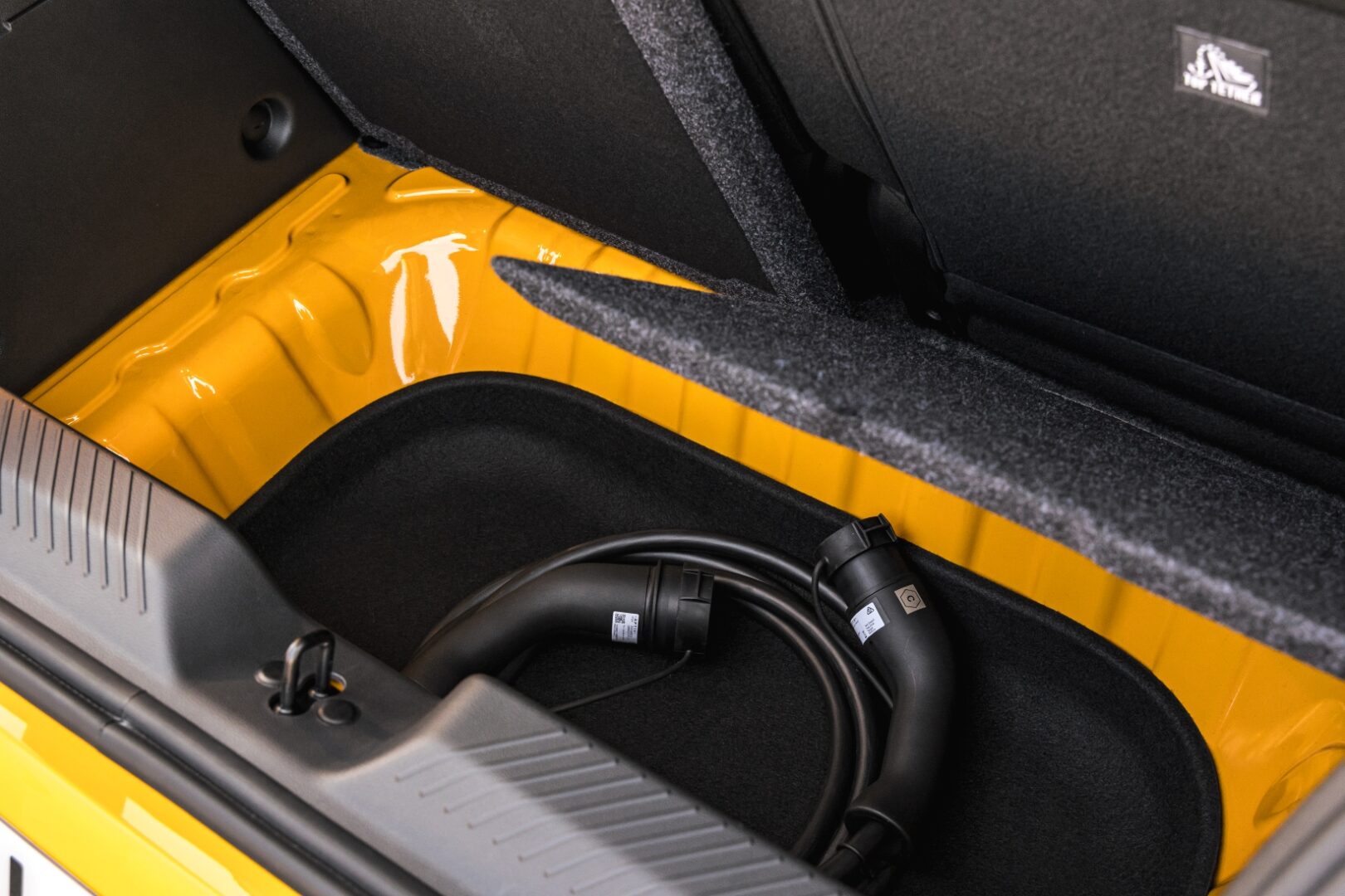 Podnica prtljažnika može se otvarati po pola, što je izvrsno ukoliko je već nešto u prtljažniku. Ispod se krije odatni prostor od 50 litara