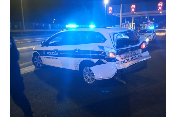 S 33 osobe u Citroenu Jumperu bježao od policije, a na kraju je vozilom probio blokadu