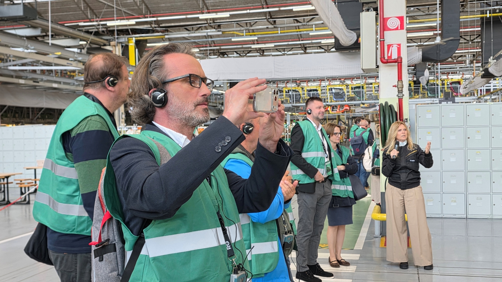 Novinari pri upoznavanju proizvodnje novog Twinga E-Tech u tvornici Revoz u Novom Mestu.jpg