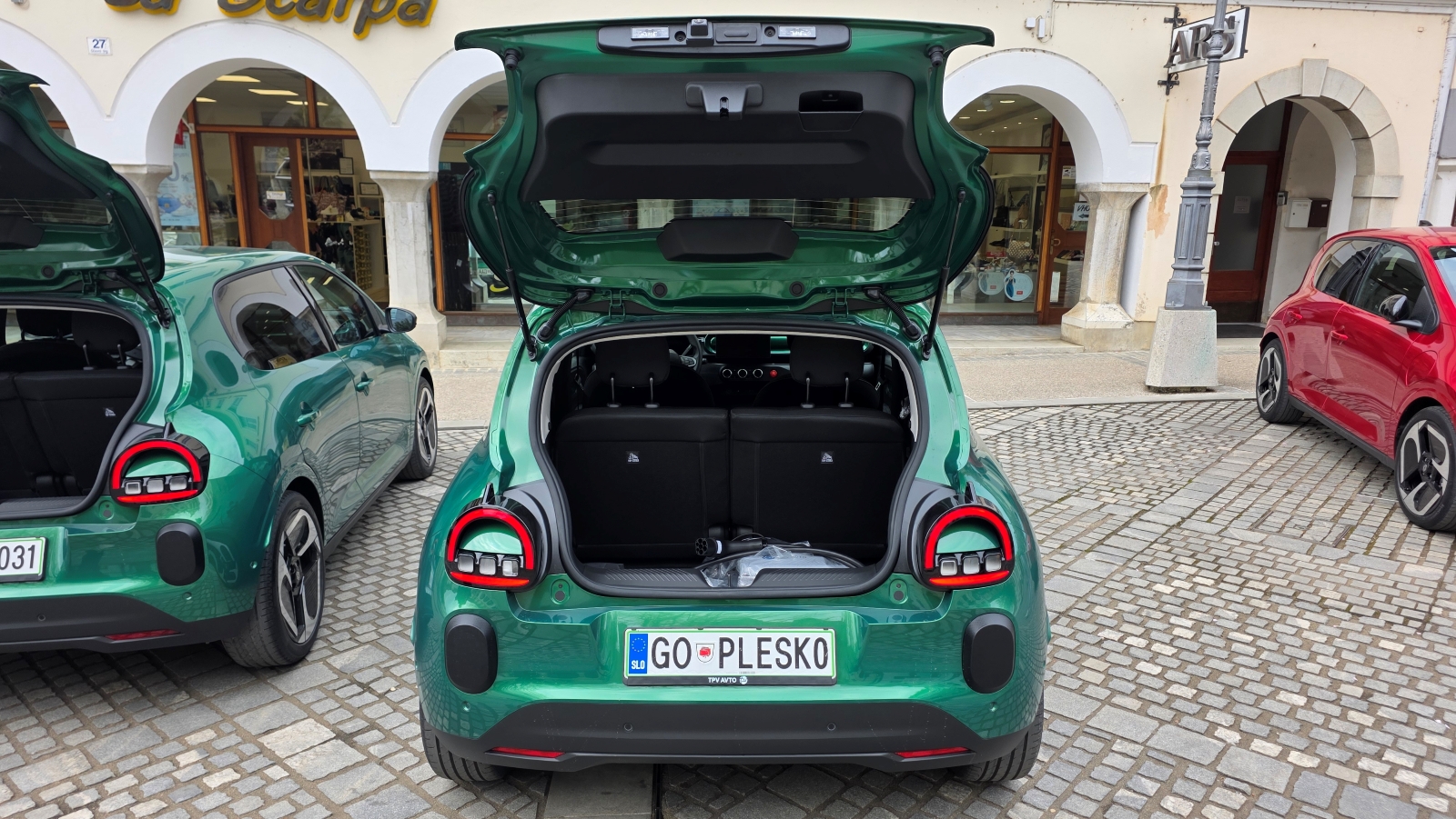 Novi renault Twingo s otvorenim prtljažnikom na glavnom trgu u Novom Mestu