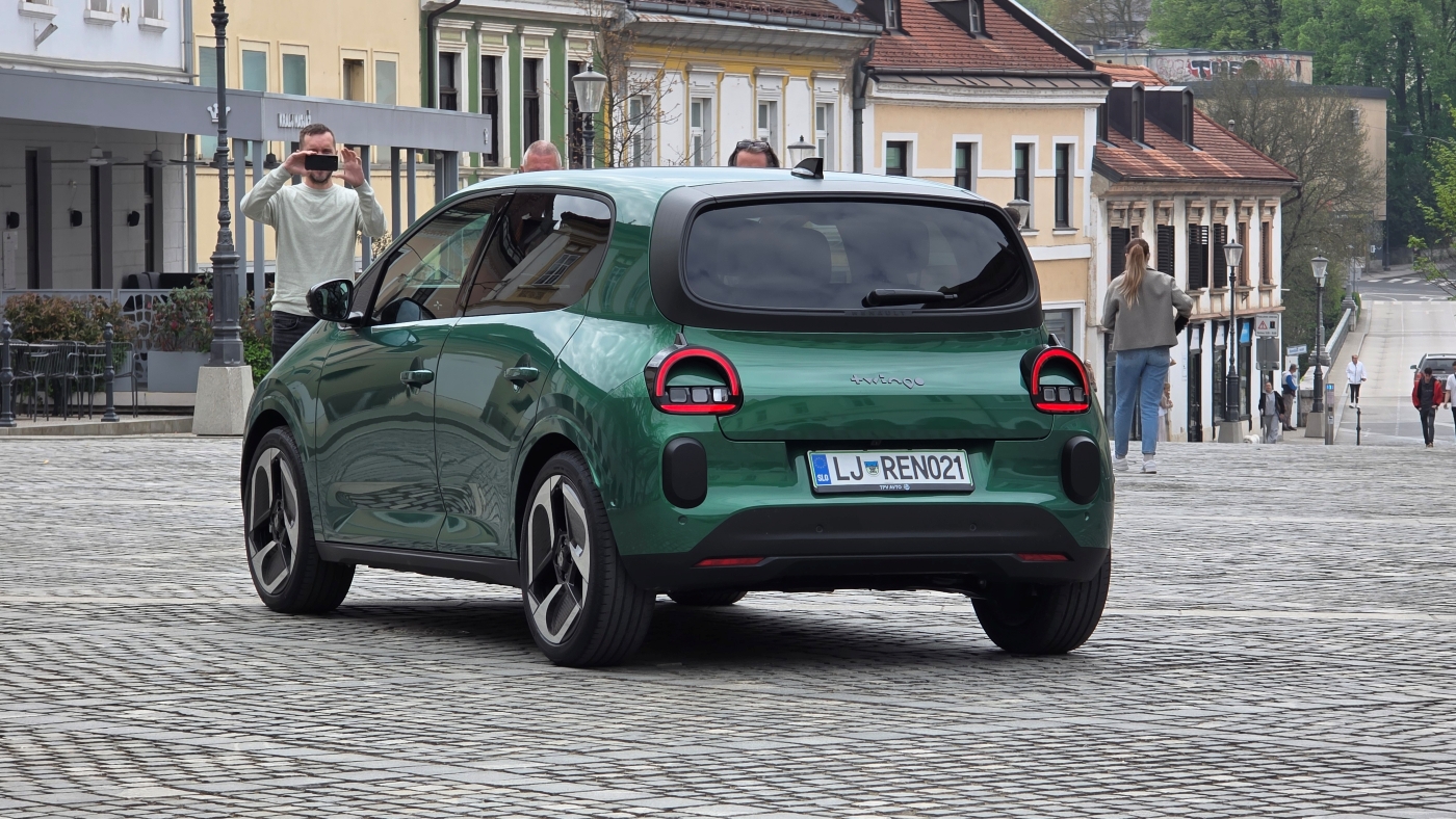 Stražnja strana Renaulta Twingo electric 2026 parkiranog u centru novog mesta