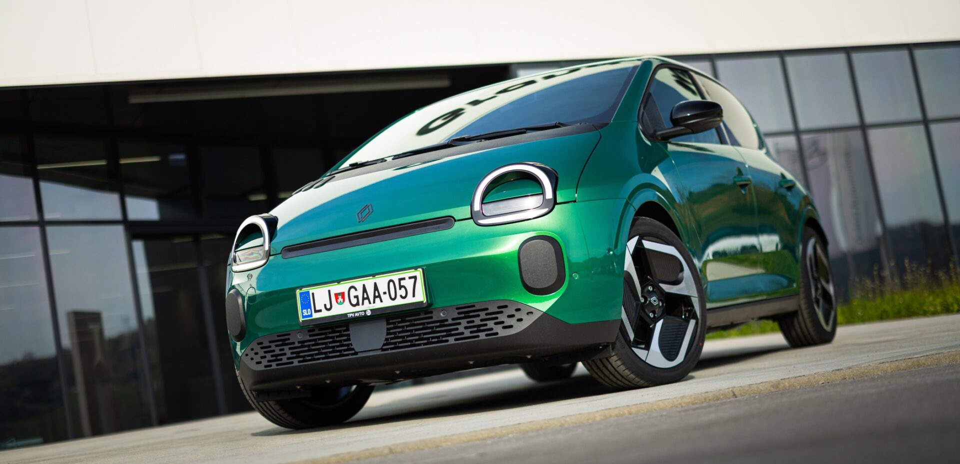 Twingo electric na fotografiji ima svjetla u stilu prve verzije Twinga