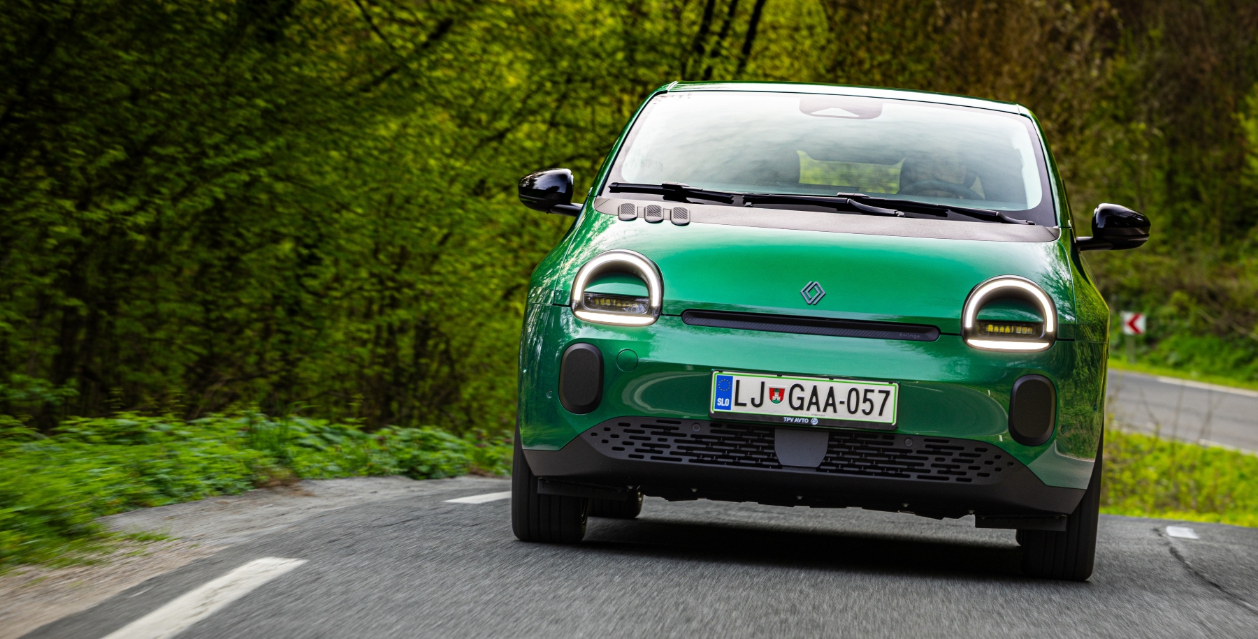 Renault Twingo u vožnji kroz prirodu