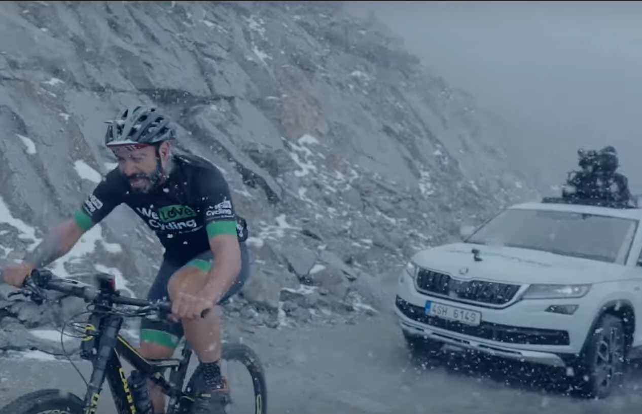 Škoda Karoq se s biciklistima penje na Himalaju Škoda Karoq se s biciklistima penje na Himalaju