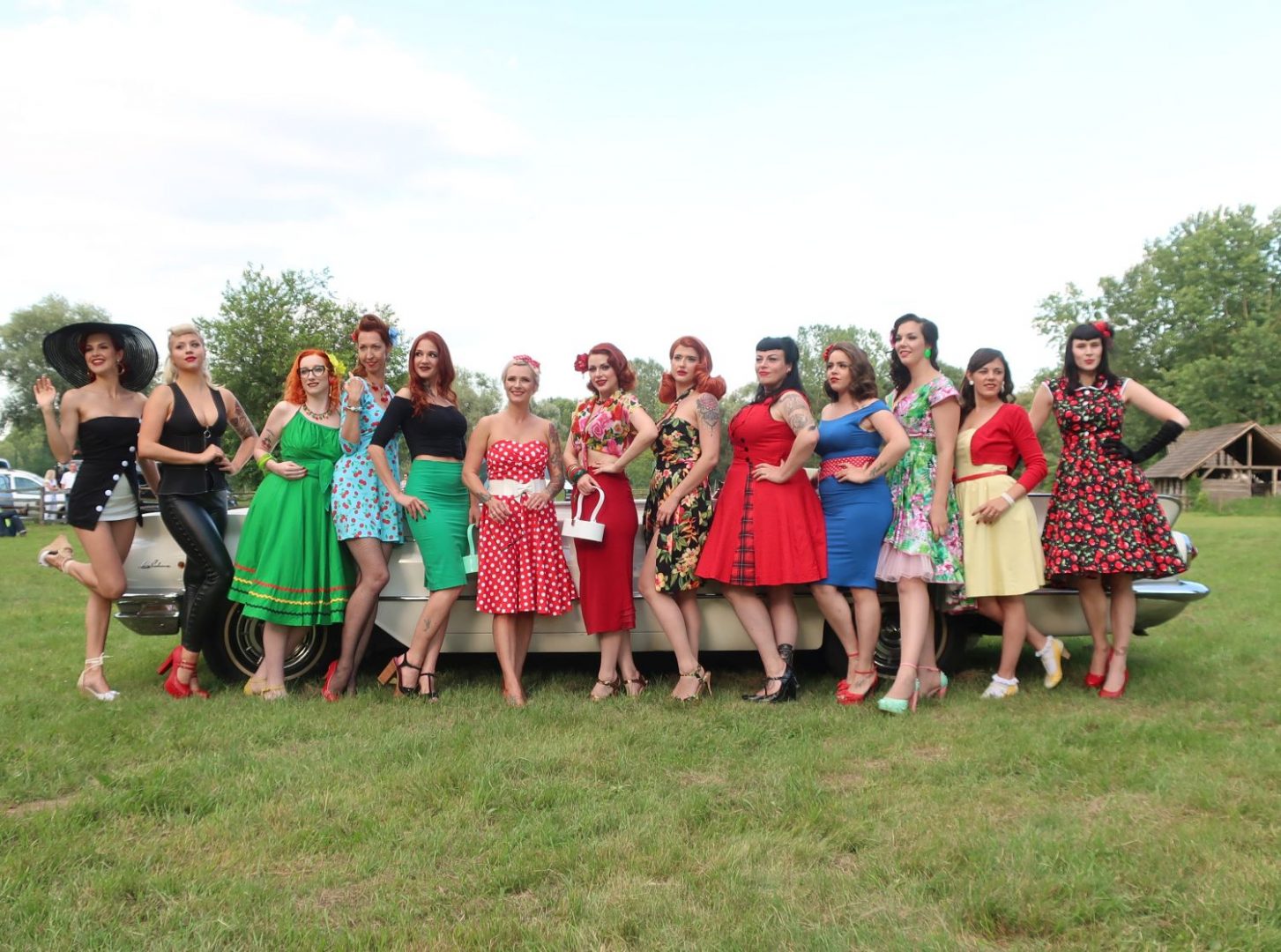 Pin-up girls na Trash&Burn American car meeting