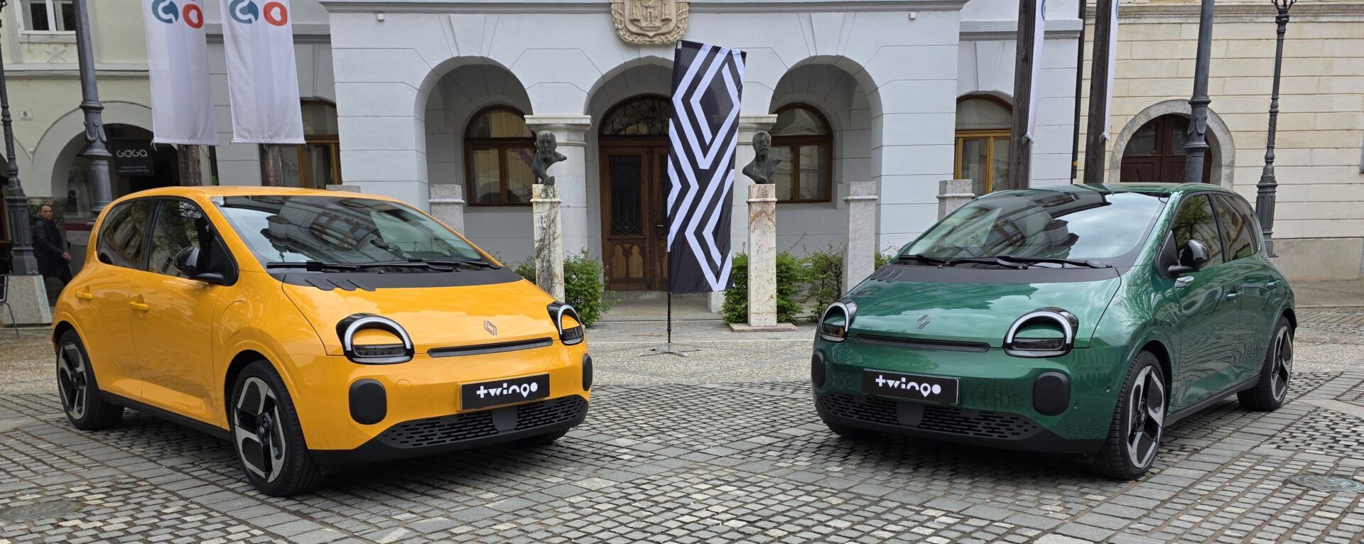 Dva Twinga E-Tech electic, mango žuti i zeleni, parkirani u centru novog Mesta