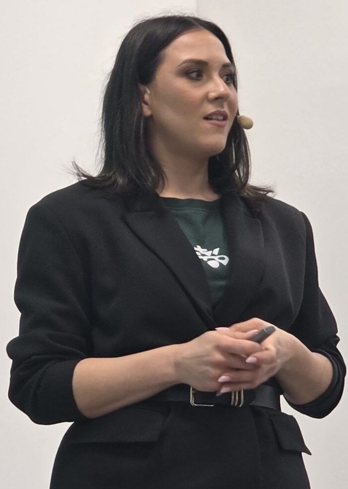 Urša Dolenec Product manager Renault Twingo E-Tech electric objašnjava novinarima karakteristike novog modela