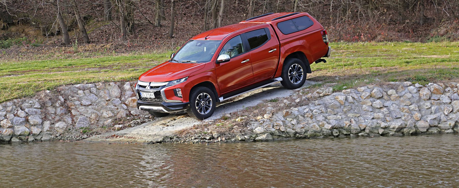  Zbog udaljenost od tla za 205 mm ugrađeni su pragovi za lakši ulazak u vozilo