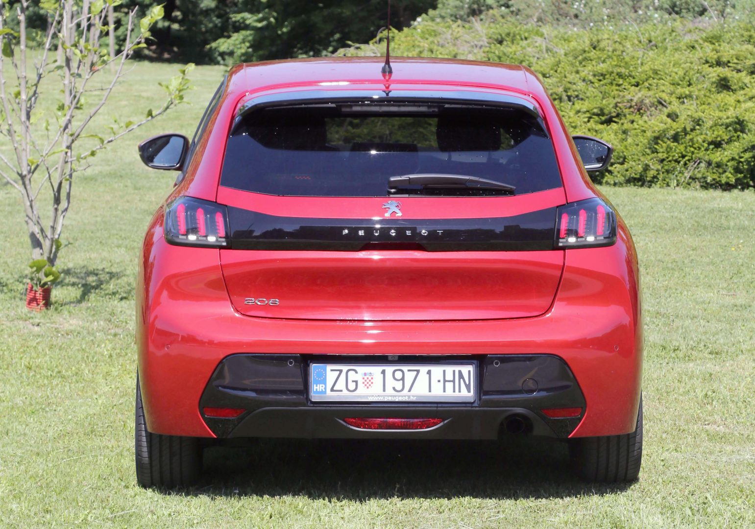 Kombinacija crnih elemenata u braniku, spojleru i poveznici između 3D svjetala daju mu sportski izgled Peugeot 208