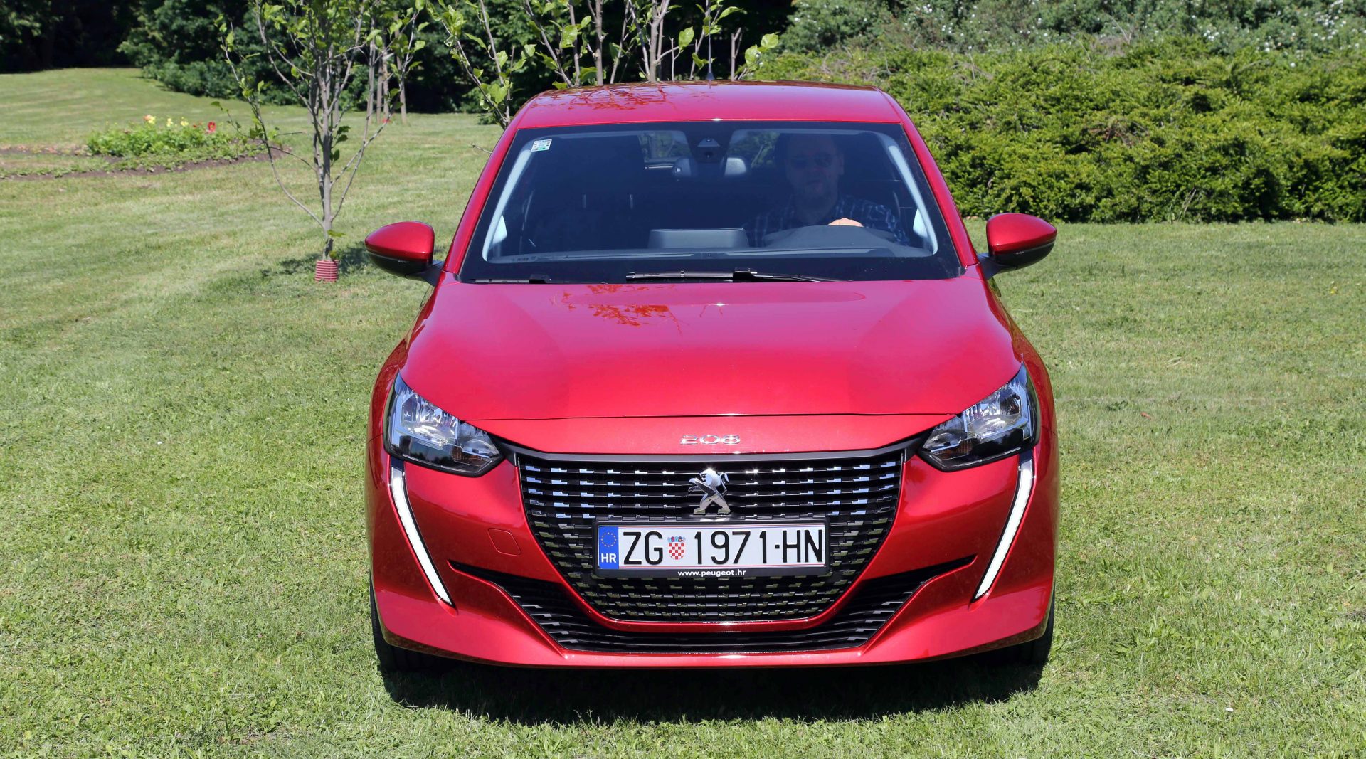 LED dnevna svjetla, tzv. kljove, koja su “urezana” duboko u masku daju novoj 208-ici opasan izgled Peugeot 208