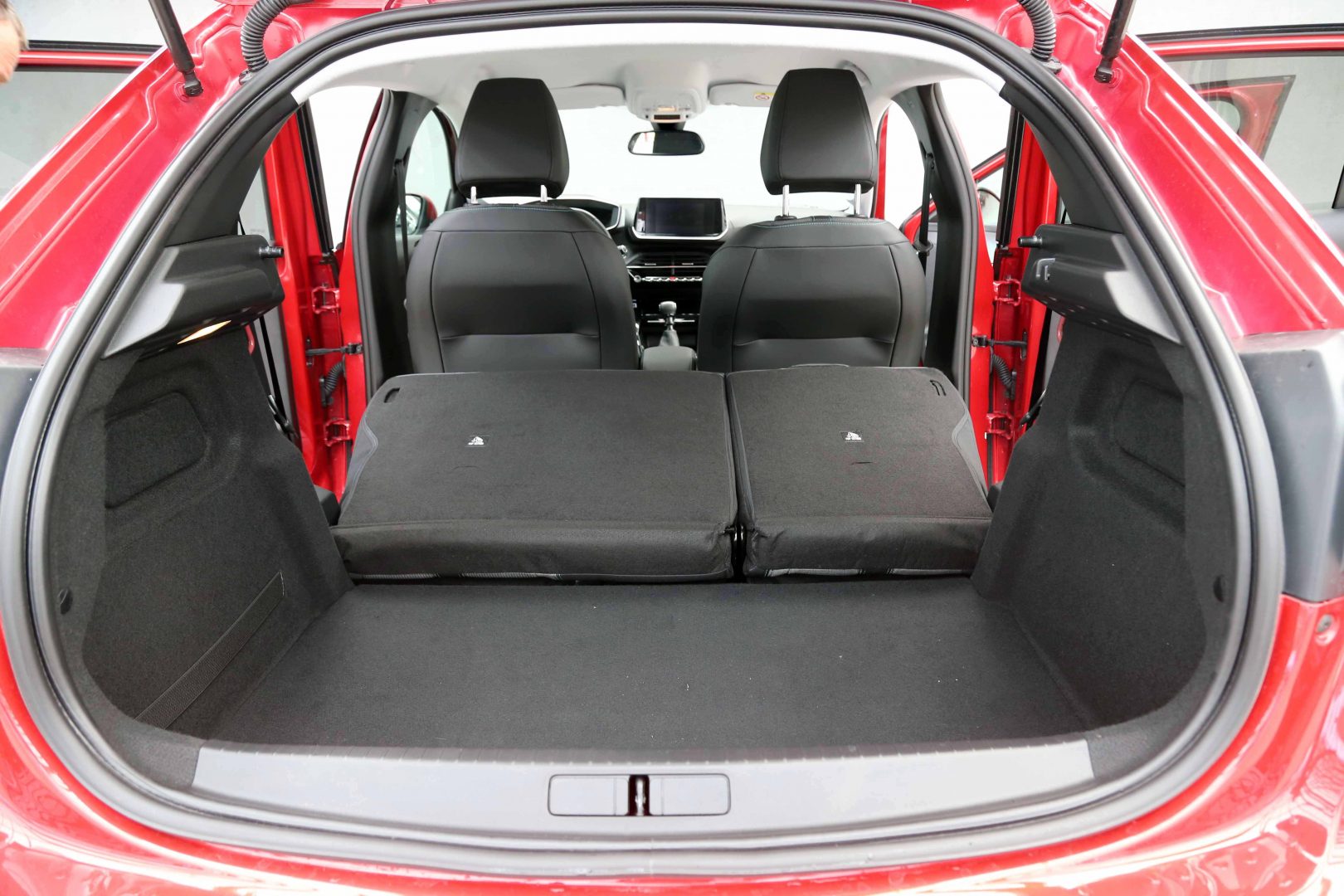 Prtljažnik ima obujam od 311 litara, a preklapanjem stražnjih sjedala on se povećava na 1.106 litara Peugeot 208