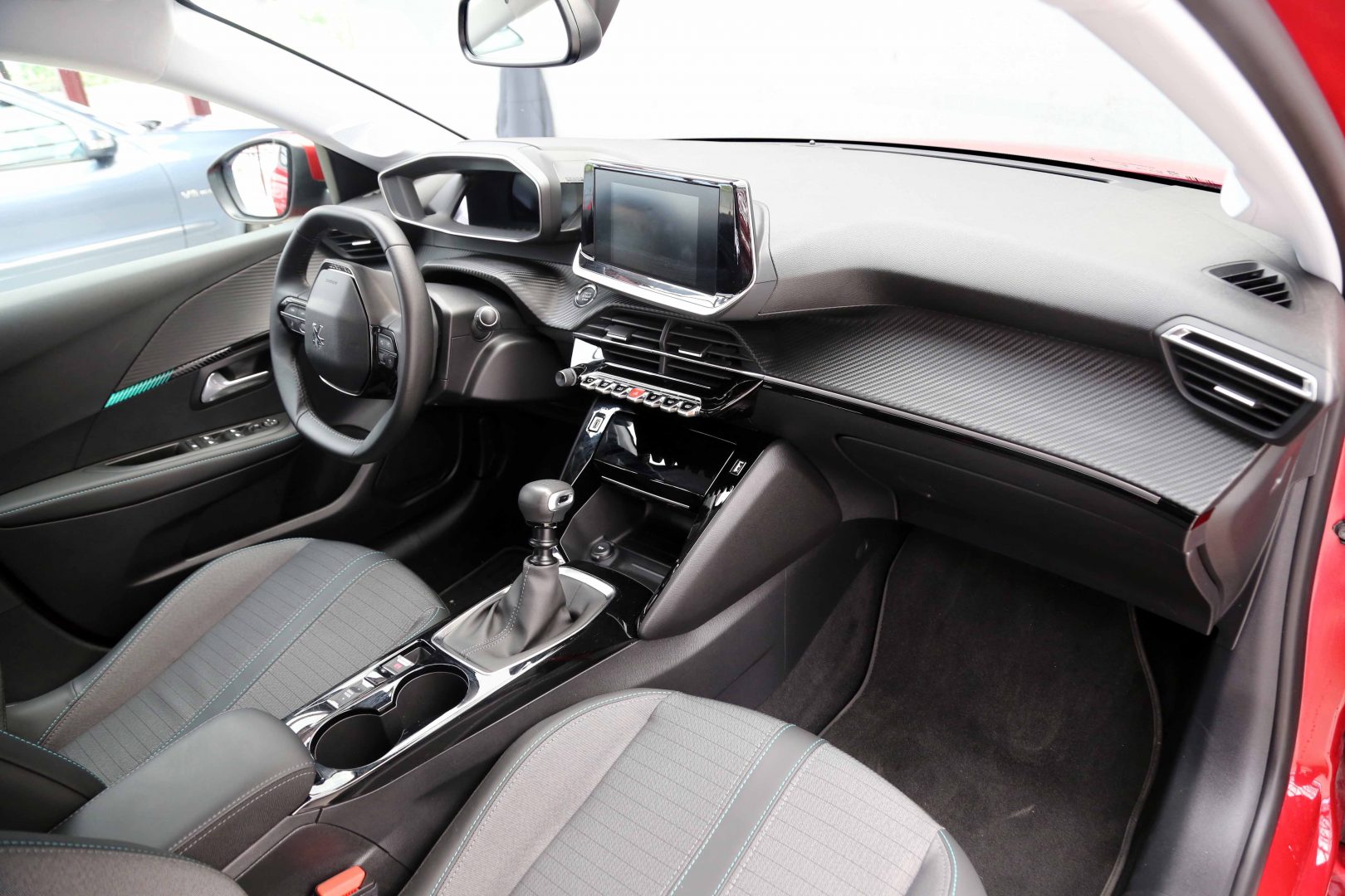 Unutarnji izgled je istovremeno futuristički i vrlo dopadljiv Peugeot 208