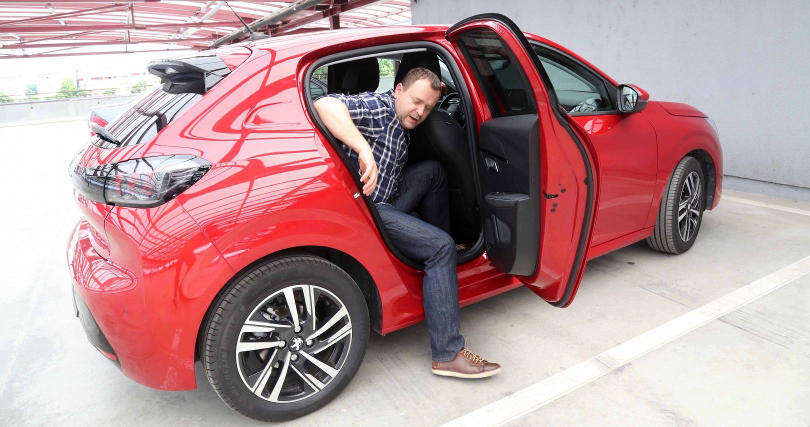 Kao što se i očekuje od malog gradskog automobila, iza nema baš puno mjesta za odrasle Peugeot 208