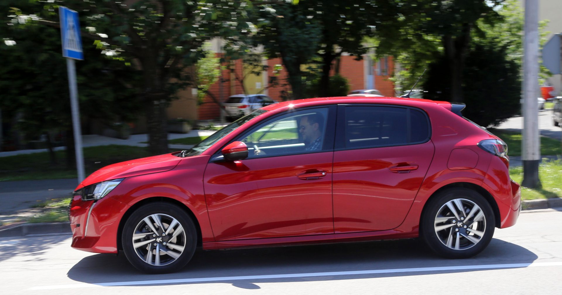 S boka dominiraju dvobojni 16-inčni aluminijski naplatci Peugeot 208