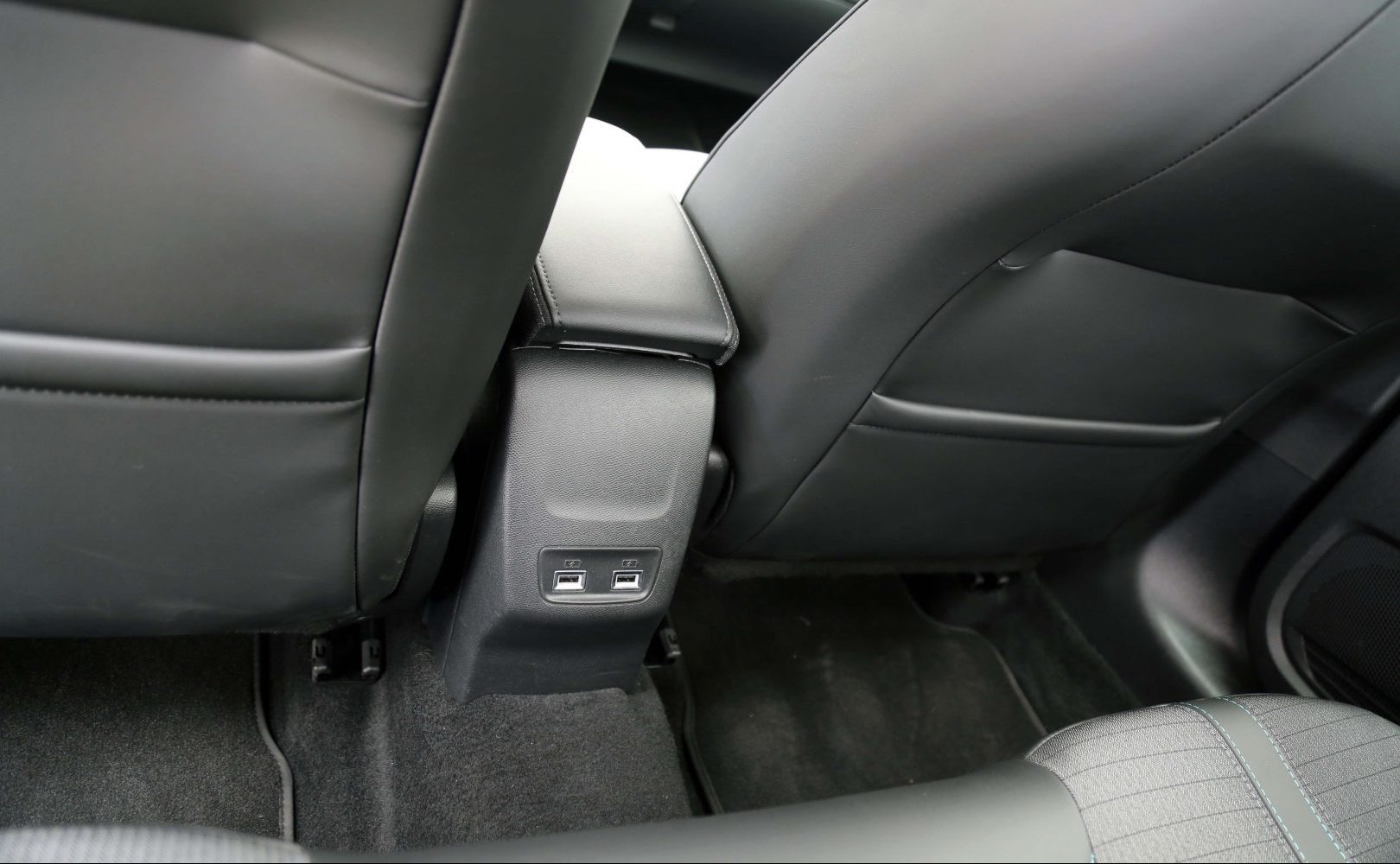 Straga su dvije USB utičnice za punjenje mobitela Peugeot 208