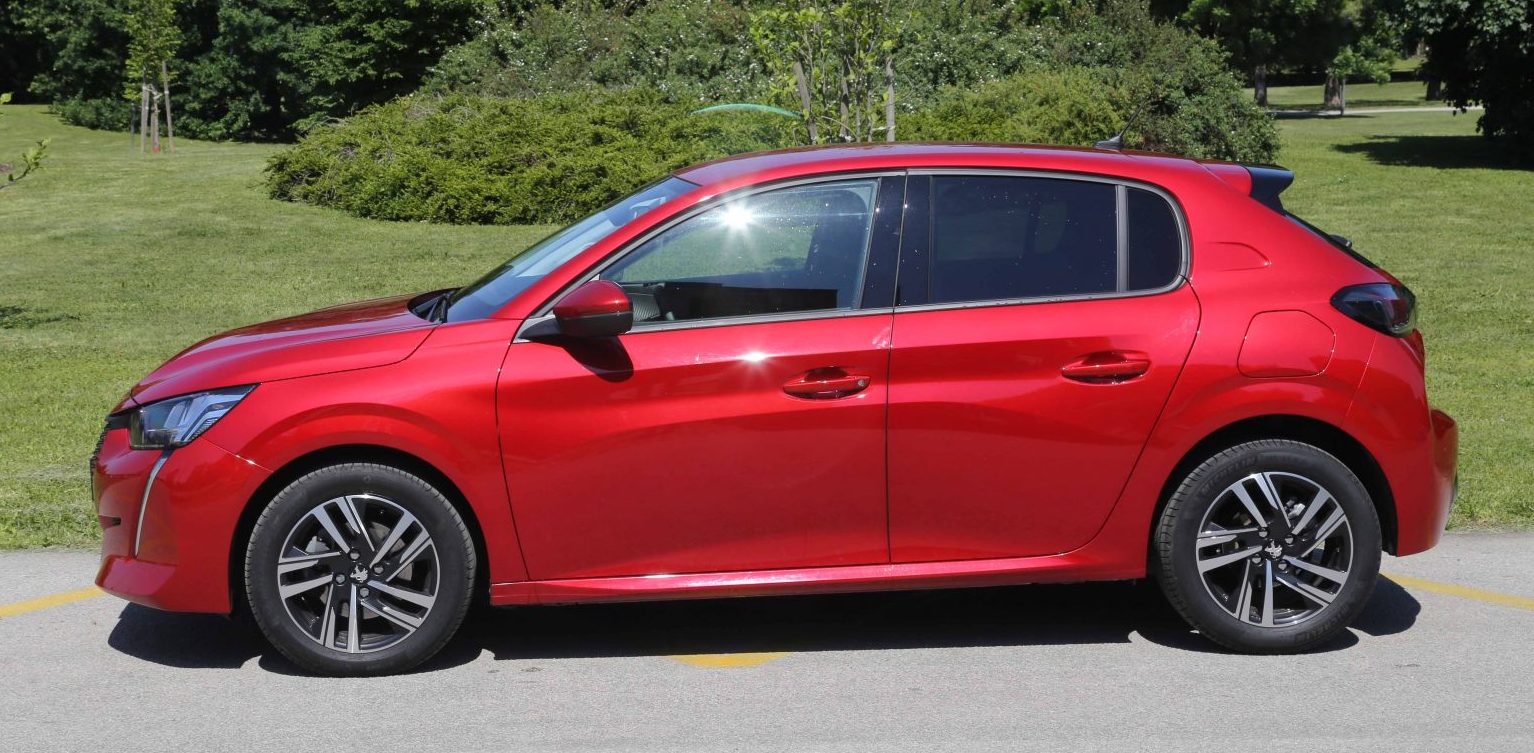 S boka dominiraju dvobojni 16-inčni aluminijski naplatci Peugeot 208