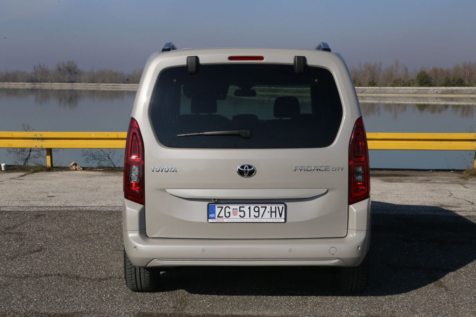 Visok je 1880 mm