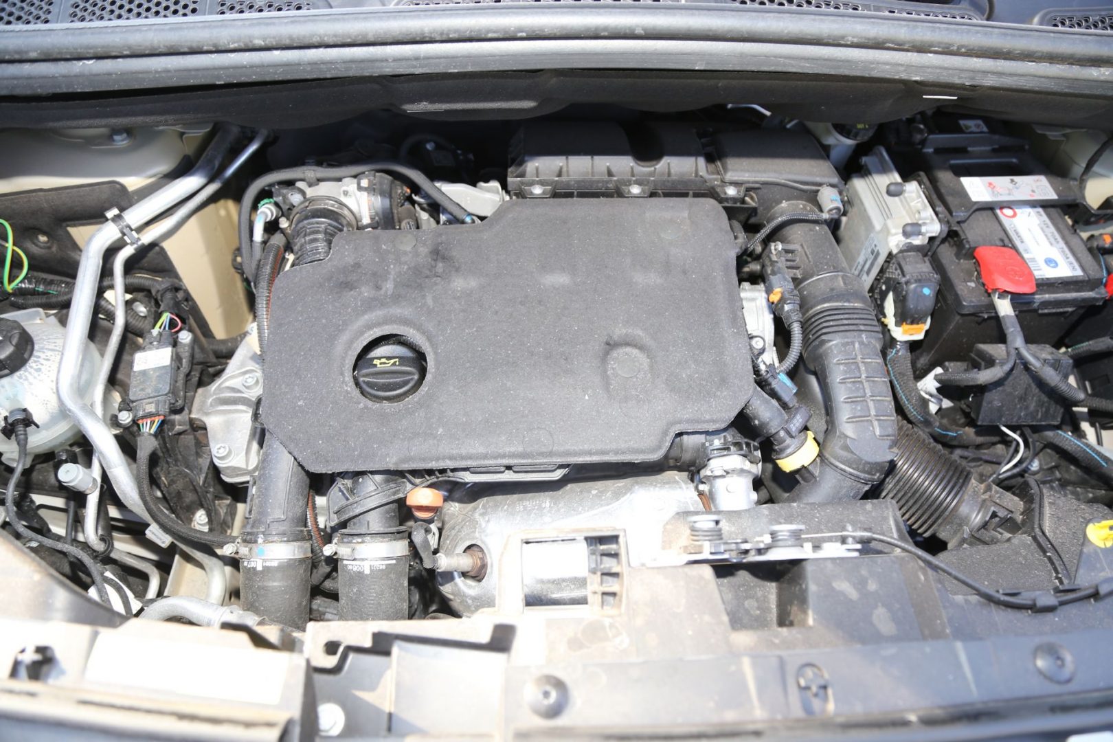 Motorizacija može biti turbo dizelska sa 102 ili 130 KS te kao trocilindrični 1,2 litreni turbobenzinac sa 110 ili 130 KS