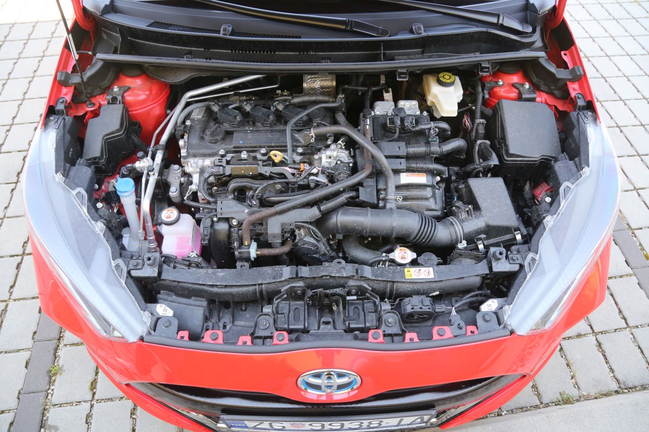 Trocilindrični benzinac s direktnim ubrizgavanjem obujma 1490 ccm i snage 68 kW/92 KS, te pored njega elektromotor snage 59 kW/80 KS, koji ukupno razvijaju 85 kW/116 KS (snage motora se ne zbrajaju linearno)